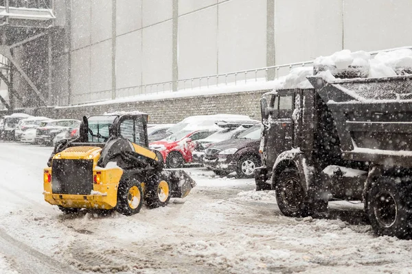 Máquina quitar la nieve de una calle de la ciudad — Foto de Stock