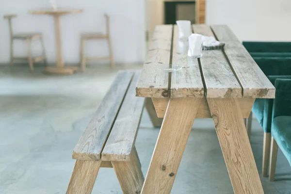 Banco de madeira e mesa interior — Fotografia de Stock