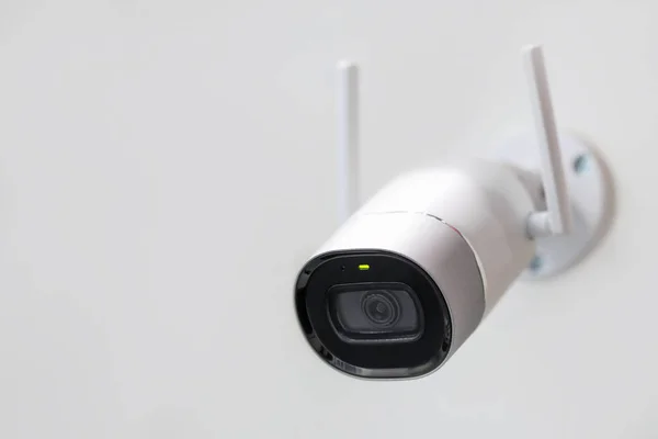Vita övervakningskamera. CCTV monteras på vägg. WiFi trådlösa antenner aktiverat. Storebror ser dig koncept — Stockfoto