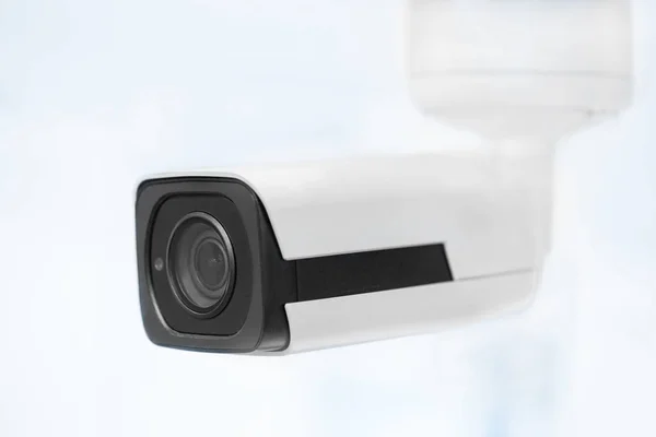 Große weiße professionelle Überwachungskamera. cctv an der Decke montiert. Sicherheitskonzept. Kopierraum, neutraler hellblauer Hintergrund — Stockfoto