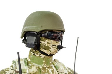 Manken ordusu üniforması ve ekipmanları. Kask ve gözlük. Özel radyo iletişim aygıtı. Modern savaş İmkanları. Beyaz izole.