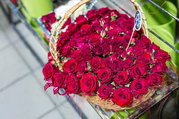 Hermoso ramo de rosas rojas iin forma de corazón. Flores en canasta de mimbre. Mercado de flores o tienda. Concepto de servicio florista. Decoración de boda —  Fotos de Stock