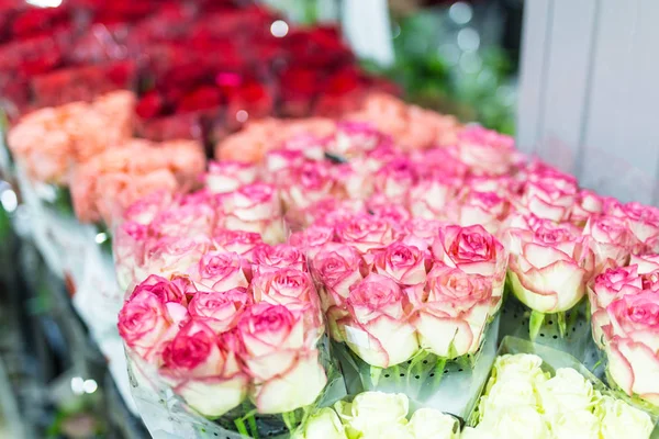 Multiclored rozen boeketten. Verse bloemen achtergrond. Bloemist service. Bruiloft aanwezig Wholesale bloemenwinkel. Bloem opslag en magazijn — Stockfoto