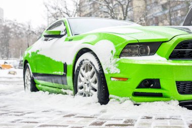 Kiev, Ukrayna - Şubat 09. 2018: güçlü Ford Mustang patron baskı parlak kış gününde kar yağışı altında açık park