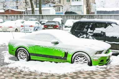 Kiev, Ukrayna - Şubat 09. 2018: güçlü Ford Mustang patron baskı parlak kış gününde kar yağışı altında açık park