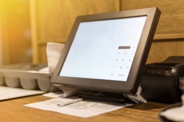 Satılık Pos dokunmatik terminal noktası. Tablet bilgisayar garson yapmak ve siparişlerini göndermek için. Sayısal tuş takımı ve kopya alanı için yer ile beyaz boş ekran