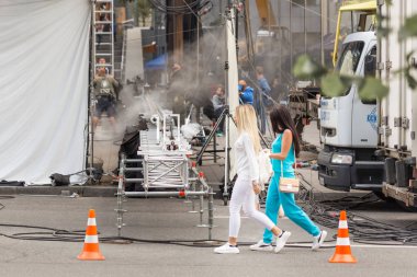Kiev, Ukrayna - 15 Haziran 2017 açık havada film seti. Sinema üretim olay yerinde şehir sokak. Samimi gerçek film yapımı. 