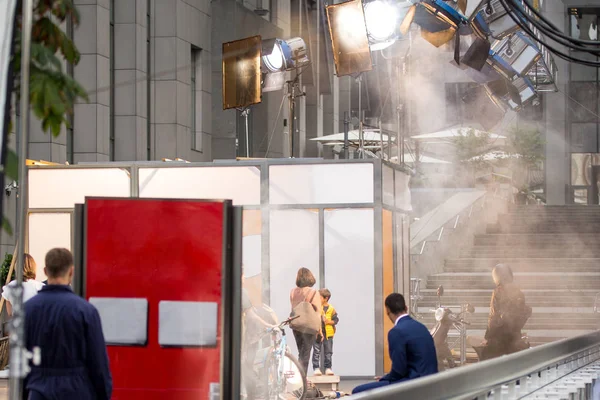 Filme ao ar livre. Cena de produção de cinema na rua da cidade. Rails para grande câmera profissional. Conceito de cinema real sincero — Fotografia de Stock