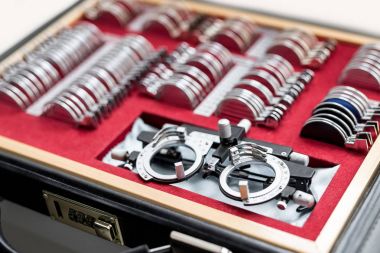 Göz doktoru deneme çerçeve durumda. Farklı lensler ve fram kutusu