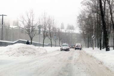 Kiev, Ukrayna - 1 Mart 2018. Ağır kar, buz ve Doğu Avrupa'da blizzard. Trafik sıkışıklığı. Anormal frost ve hava bahar başında