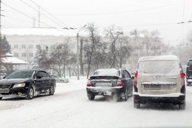 Kiev, Ukrayna - 1 Mart 2018. Ağır kar, buz ve Doğu Avrupa'da blizzard. Trafik sıkışıklığı. Anormal frost ve hava bahar başında
