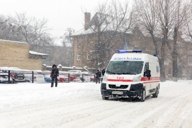 Kiev, Ukrayna - 1 Mart 2018. Ağır kar, buz ve Doğu Avrupa'da blizzard. Trafik sıkışıklığı. Kaygan yolda kurtarmak için acele ambulans