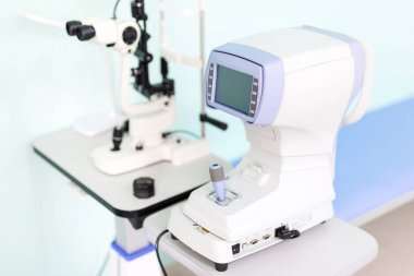 Modern göz hastalıkları Kliniği. Kornea eğriliği ölçme Keratometer aygıt. Astigmat desease önlenmesi. Göz bakımı için yüksek teknoloji çözümleri