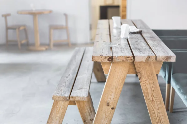Banco de madeira e mesa interior — Fotografia de Stock