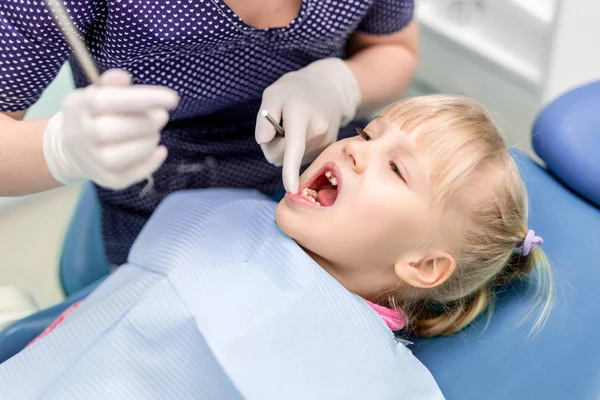 Baby meisje bezoekende stomatologie kliniek. Tandarts checkup van kinderen tanden maken. Kinderen tanden en mond gezondheidszorg — Stockfoto