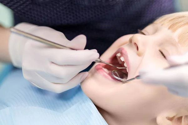 Bebek kız ziyaret stomatology Kliniği. Çocuklar diş muayenesi yapmak dişçi. Çocuk diş ve ağız sağlık