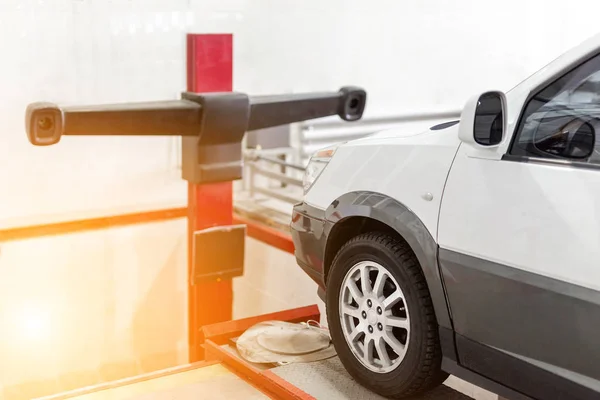 Car at service station. Wheel laser alingment equipment.  Vehicle maintenance  and check up concept — Stock Photo, Image