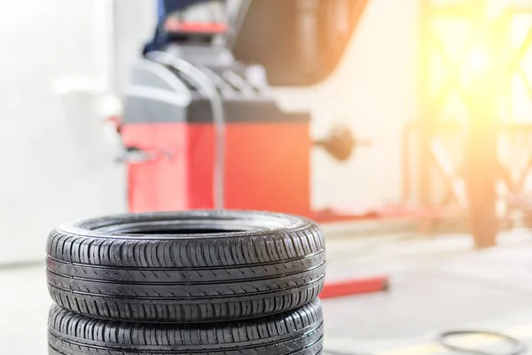 Wartungs- und Servicezentrum für Autos. Reparatur und Ersatzausrüstung von Autoreifen. Saisonreifenwechsel — Stockfoto