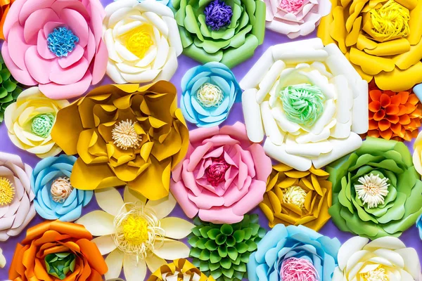Papier kolorowy kwiaty na ścianie. Ręcznie robione dekoracje kwiatowe sztuczne. Wiosna, piękne tło i tekstura — Zdjęcie stockowe