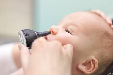 Bebek çocuk kliniği. Yakın çekim doktor el ile modern mastar bebek burun incelenmesi. Çocuk sağlık ve hastalık önleme
