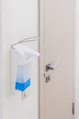 Elleri dezenfeksiyon kabına Tıp Merkezi. Antibakteriyel yordamı. Sağlık ve tedavi