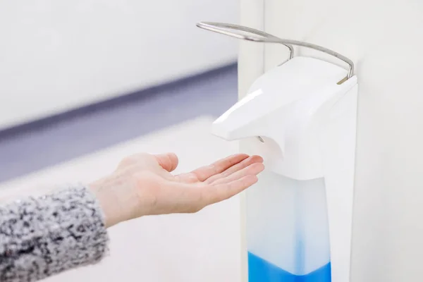 Handen desinfectie dispenser in medisch centrum. Antibacteriële procedure. Gezondheidszorg en sanitair — Stockfoto