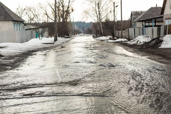 Inondation de la route due à la fonte des neiges et à l'élévation du niveau d'eau. Un incident d'urgence. Eau haute ou fraîche — Photo