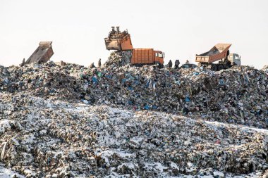 Büyük sıhhi dolgu üzerinde atık boşaltma kamyonlar dökümü. Çevre kirliliği. Güncel teknoloji