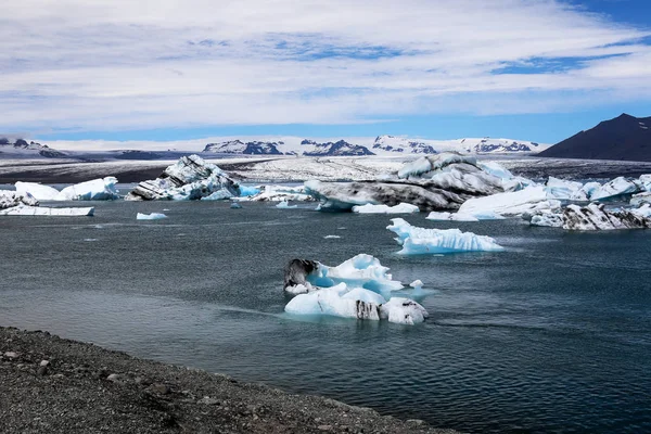 Pequenas partes de iceberg derretendo no rio. Gelo à deriva na Islândia. Aquecimento global, efeito estufa — Fotografia de Stock