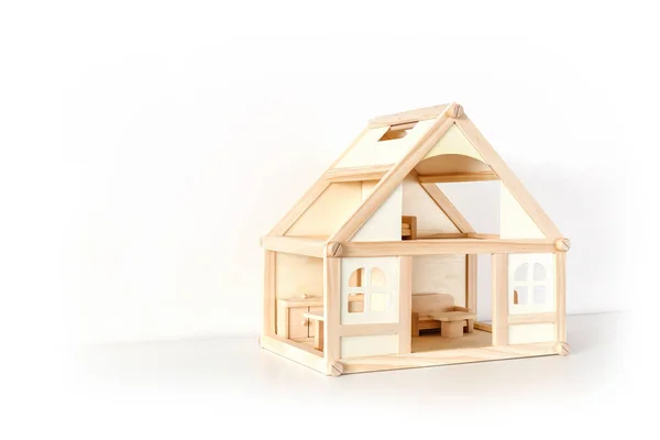 木制房子模型与家具在白色表面。门面视图。被隔离在白色。房地产。出售和房屋租赁的概念。Copyspace — 图库照片