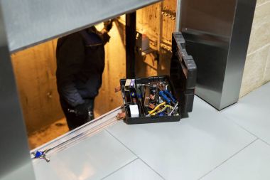 Düzeltmeye veya Asansör schaft asansör mekanizmasını ayarlama uzmanı. Düzenli onarım, servis ve Asansör bakım