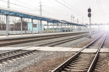 Boş tren istasyonu. Demiryolu ulaşım ıssızlık kavramı