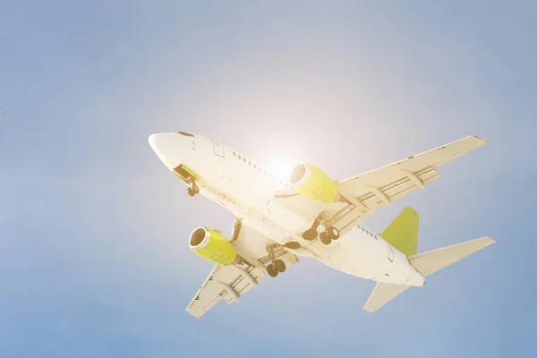 Stora passagerarfartyg airlplane flyger mot blå himmel med strålande sol. Landning eller start. Underifrån — Stockfoto