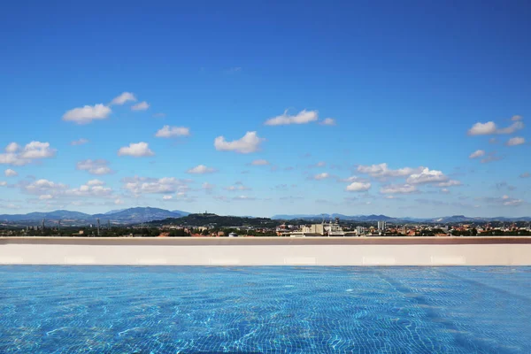 Piscina de lujo en la azotea. Cielo azul con nubes y paisaje montañoso sobre fondo. Vista panorámica. Viajes de verano y concepto de vacaciones — Foto de Stock