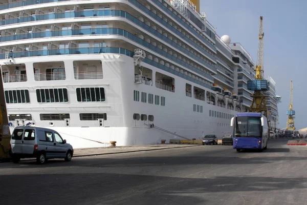 Grand bateau de croisière de luxe amarré au port de fret. Passager low-coster ligne maritime — Photo