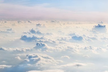 Kabarık kıvırcık bulutlar üzerinde akşam gökyüzü. Uçaktan görüntüleyin. Güzel manzarası arka plan. Yumuşak odak