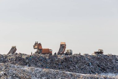 Dökümü üzerinde geniş depolama boşaltma çöp kamyonu. Çevre kirliliği. Eski wasate elden çıkarma yöntemi. Kez geçmiş yaşama