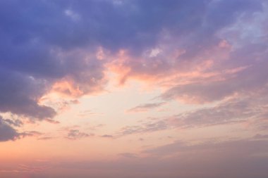 Beyaz bulutlar ile canlı mavi gökyüzü. Güzel doğa arka plan