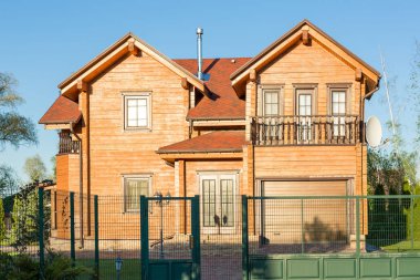 Güzel lüks büyük ahşap ev. Yeşil çim ile ahşap yazlık villa, Bahçe ve mavi gökyüzü arka plan üzerinde