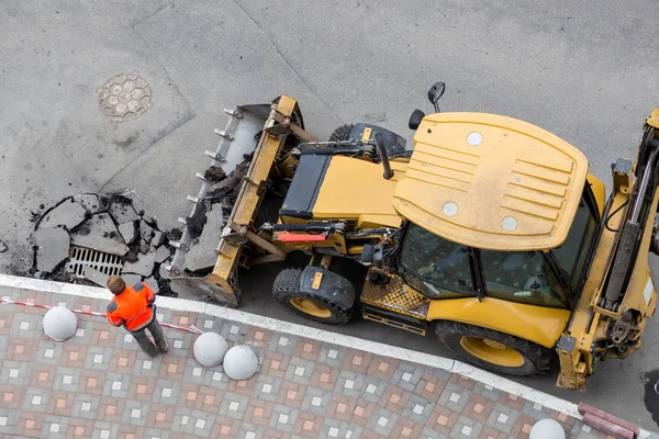 Büyük jackhammer matkap Delme yol. Ağır makine Yağmursuyu drenaj tamir için asfalt kırma — Stok fotoğraf