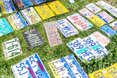 Farklı ABD araba retro plakalara bit pazarı. Vintage araç kayıt numaraları takas çim lay