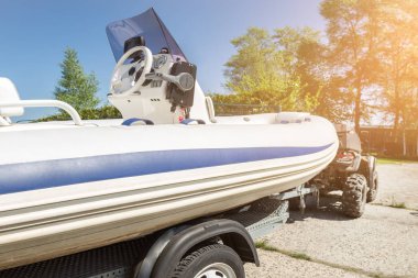 Şişme tekne römork üzerinde ulaşım. ATV quadbike gemi başlatmak için göl veya nehir kıyısında taşır. Su navigasyon ve avlanma sezonu Başlangıç