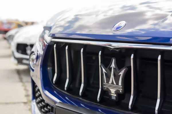 Киев, Украина - 28 апреля 2018 г.: передний гриль Maserati крупным планом с логотипом трезубца. Другие модели в ряд на заднем плане — стоковое фото