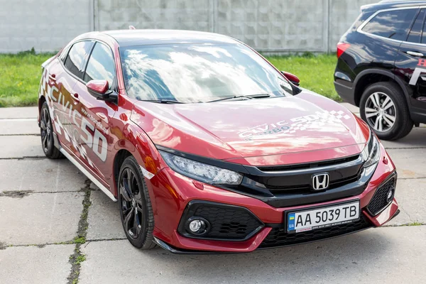 Киев, Украина - 28 апреля 2018 года: новейший седан Honda Civic 5 2018 года на открытом воздухе. 10-е поколение легендарного японского автомобиля — стоковое фото