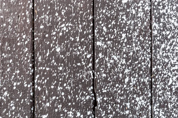 古い茶色の木製の板は、白い塗料の滴で飛び散った。抽象的な素朴な背景 — ストック写真