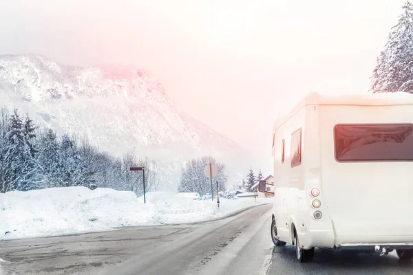 Караван или фургон, сворачивающий с дороги с красивой горы — стоковое фото