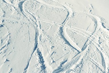 Karlı soyut pist dışı kayak arka planda kayak, kayak pistleri ve yeni kar tozu izleri. Alpine Dağ Oteli 'nde gün doğumu ya da akşam batımı