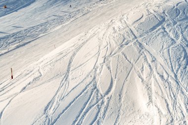 Karlı soyut pist dışı kayak arka planda kayak, kayak pistleri ve yeni kar tozu izleri. Alpine Dağ Oteli 'nde gün doğumu ya da akşam batımı