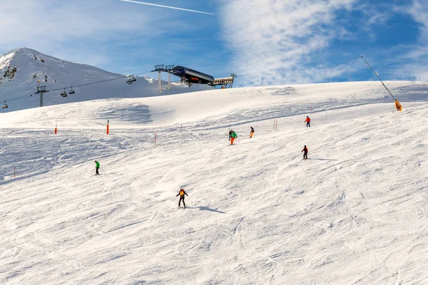 Ski elevador ropeway na montanha alpina inverno resort no dia ensolarado brilhante. Cadeira de esqui maneira de cabo com as pessoas gostam de esqui e snowboarding.panoramic ampla vista das encostas de downhill — Fotografia de Stock
