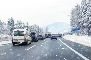 12 Ocak 2019 - Salzburg, Avusturya: Kötü hava koşulları nedeniyle trafik sıkışıklığında sıkışmış birçok farklı arabalı kış otoyolu. Şiddetli kar fırtınası ve soğuk kış gününde araçlar yolda.